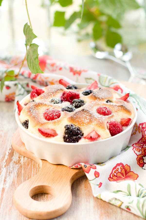 Dolce alla frutta (clafoutis) con la bacca fotografie stock libere da diritti Dolce alla frutta (clafoutis) con la bacca fotografie stock libere da diritti