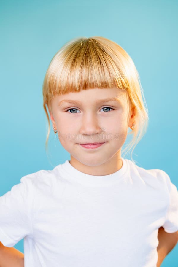Dolce bambina ritratto con un atteggiamento positivo ragazza bionda immagini stock
