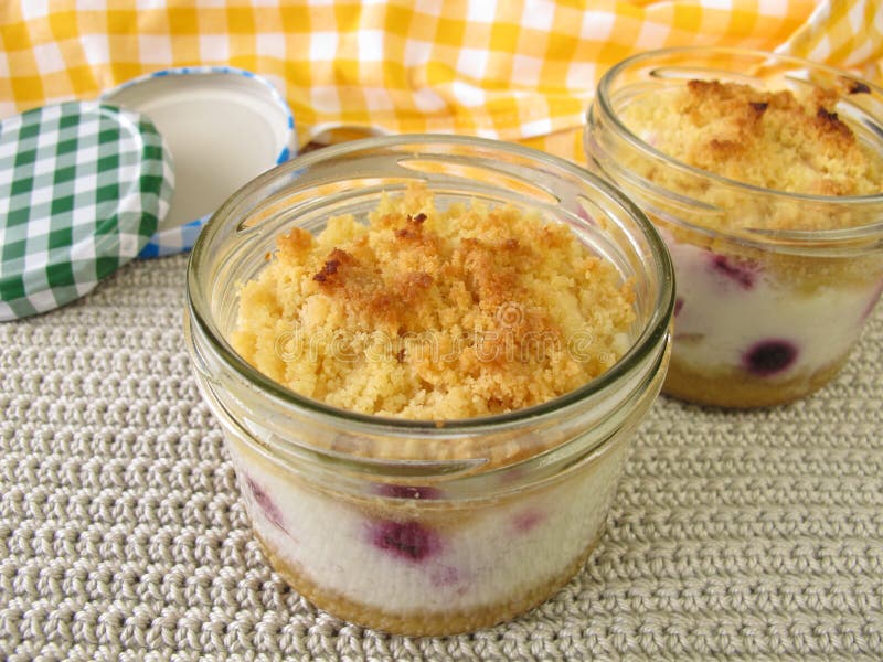 Dolce in barattolo con le bacche ed il yogurt immagini stock Dolce in barattolo con le bacche ed il yogurt immagini stock