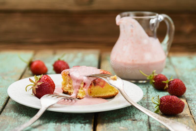 Dolce casalingo saporito con il sause della crema della fragola in barattolo di vetro fotografia stock libera da diritti Dolce casalingo saporito con il sause della crema della fragola in barattolo di vetro fotografia stock libera da diritti