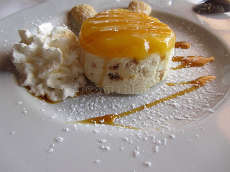 Dolce coperto inceppamento del gelato dell'albicocca Il dessert è guarnito con crema ed i biscotti montati immagini stock Dolce coperto inceppamento del gelato dell'albicocca Il dessert è guarnito con crema ed i biscotti montati immagini stock