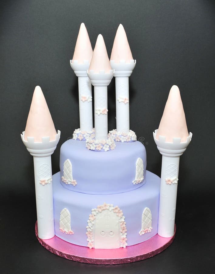 Dolce del fondente del castello di fiaba per i compleanni speciali immagine stock libera da diritti Dolce del fondente del castello di fiaba per i compleanni speciali immagine stock libera da diritti