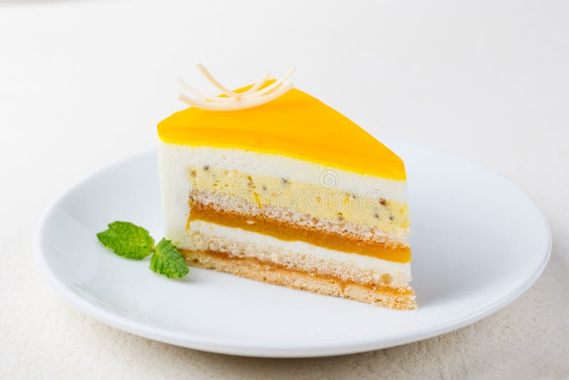 Dolce del frutto della passione, dessert della mousse su un piatto bianco immagini stock Dolce del frutto della passione, dessert della mousse su un piatto bianco immagini stock