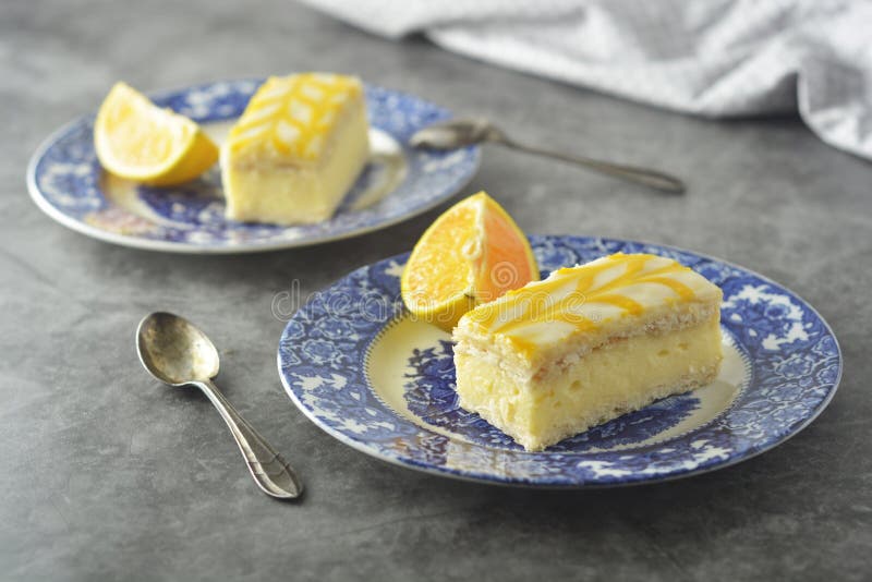 Dolce dell'acquerugiola del limone, dessert del dolce della crosta del limone immagine stock Dolce dell'acquerugiola del limone, dessert del dolce della crosta del limone immagine stock