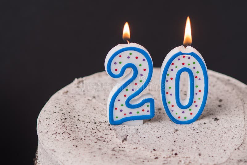 Dolce della crema del cioccolato con 20 candele sulla cima Fuoco selettivo sopra fotografia stock libera da diritti Dolce della crema del cioccolato con 20 candele sulla cima Fuoco selettivo sopra fotografia stock libera da diritti