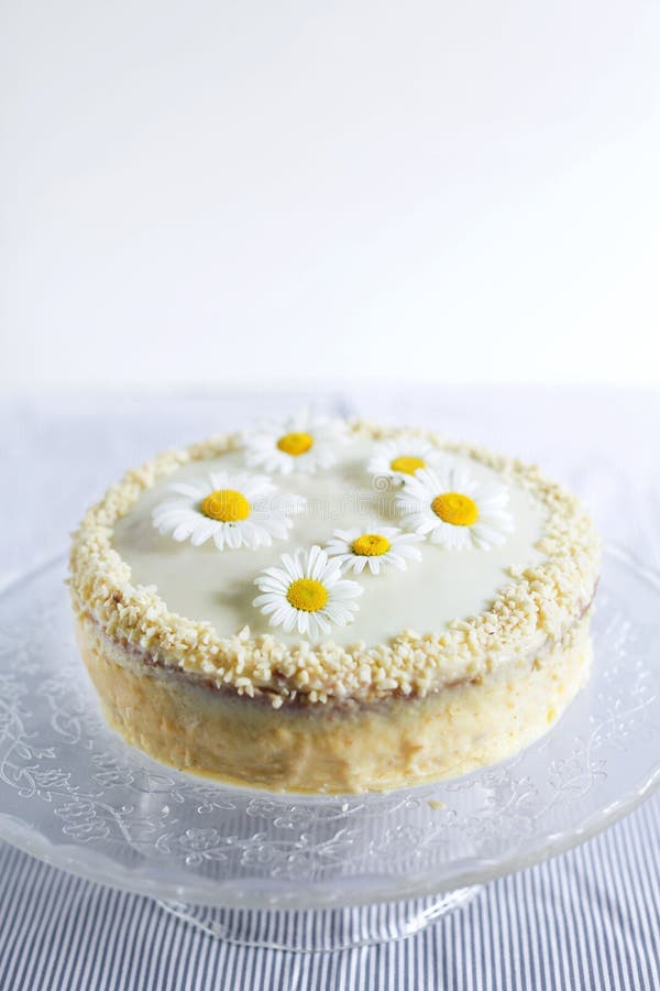 Dolce di cioccolata bianca con le mandorle decorate con i fiori fotografie stock Dolce di cioccolata bianca con le mandorle decorate con i fiori fotografie stock