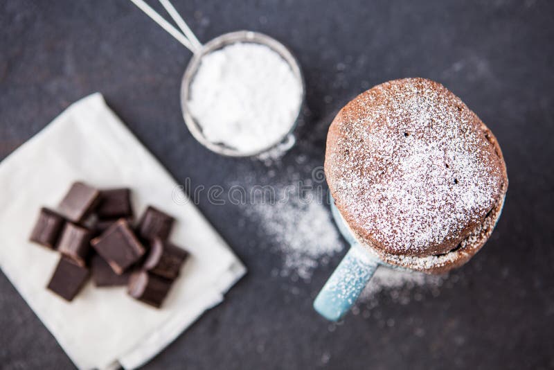 Dolce di cioccolato caldo in una tazza spruzzata con lo zucchero a velo fotografia stock Dolce di cioccolato caldo in una tazza spruzzata con lo zucchero a velo fotografia stock