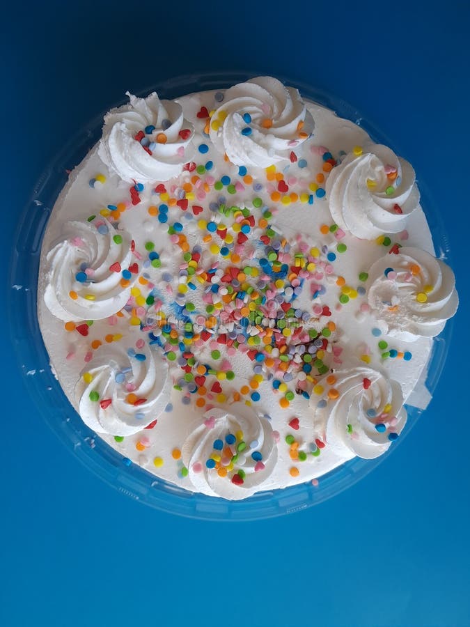 Dolce di compleanno con spruzzatori colorati