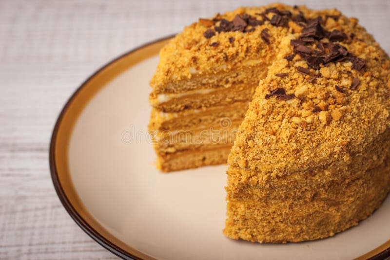Dolce di miele con di pepita di cioccolato e fetta tagliata fotografie stock libere da diritti Dolce di miele con di pepita di cioccolato e fetta tagliata fotografie stock libere da diritti