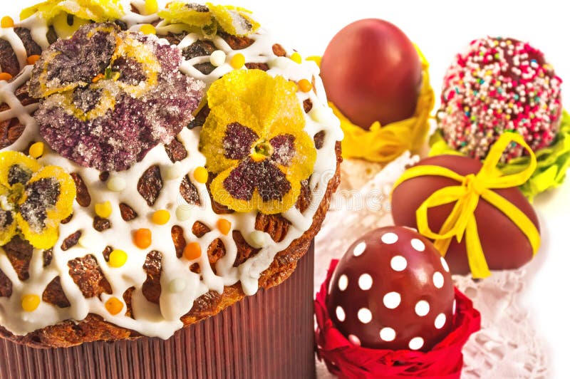 Dolce di Pasqua con i fiori e le uova canditi del pasch fotografia stock libera da diritti Dolce di Pasqua con i fiori e le uova canditi del pasch fotografia stock libera da diritti