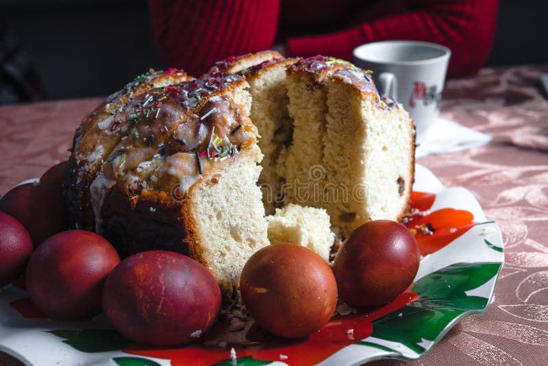 Dolce di Pasqua ed uova dipinte sulla tavola di legno Composizione festiva nello stile rustico, primavera Disposizione piana, fon fotografie stock Dolce di Pasqua ed uova dipinte sulla tavola di legno Composizione festiva nello stile rustico, primavera Disposizione piana, fon fotografie stock