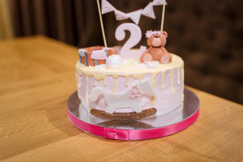 222 Torta Di Compleanno 2 Anni Foto stock - Foto stock gratuite e royalty  free da Dreamstime