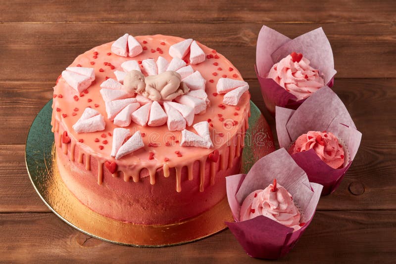Dolce rosa della doccia di bambino su fondo di legno immagine stock Dolce rosa della doccia di bambino su fondo di legno immagine stock