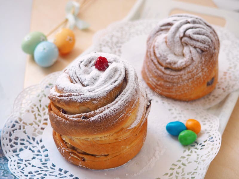 Dolce tradizionale di Pasqua del Russo Dessert di Cruffin, decorato con la polvere dello zucchero, i mirtilli rossi e le uova di fotografia stock Dolce tradizionale di Pasqua del Russo Dessert di Cruffin, decorato con la polvere dello zucchero, i mirtilli rossi e le uova di fotografia stock