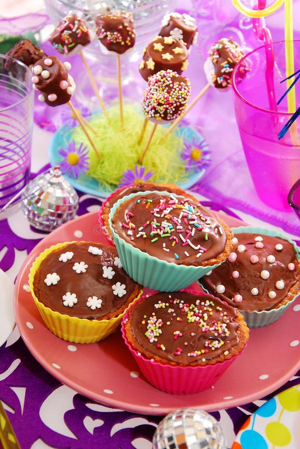 Dolci casalinghi sulla tabella della festa di compleanno per il bambino fotografia stock libera da diritti Dolci casalinghi sulla tabella della festa di compleanno per il bambino fotografia stock libera da diritti