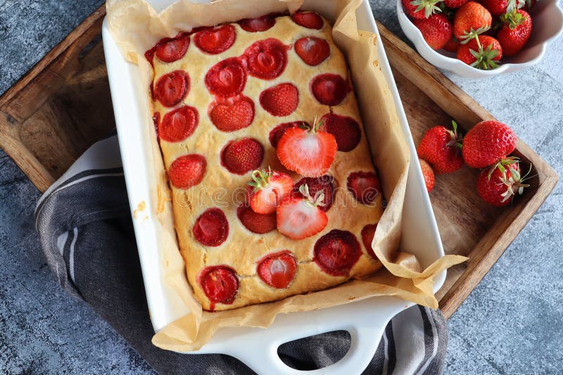 Dolci di fragole caldi e deliziosi con frutta fresca. spugna fatta in casa. vista dall'alto immagini stock libere da diritti