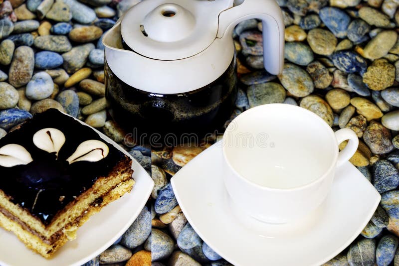 Dolci turchi orientali baklava e tazza di caffè immagine stock libera da diritti Dolci turchi orientali baklava e tazza di caffè immagine stock libera da diritti