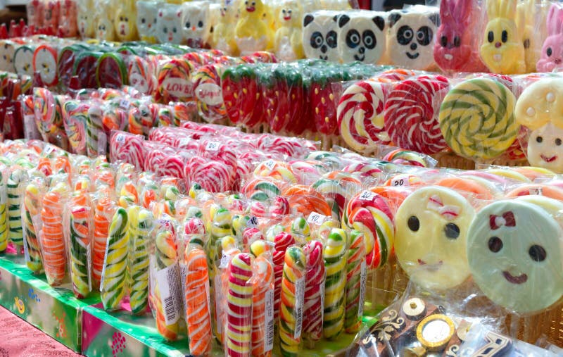 Dolci variopinti deliziosi fatti a mano - lecca-lecca Ossequio di Eco Fiera - una mostra dell'aria aperta piega degli artigiani fotografia stock libera da diritti Dolci variopinti deliziosi fatti a mano - lecca-lecca Ossequio di Eco Fiera - una mostra dell'aria aperta piega degli artigiani fotografia stock libera da diritti