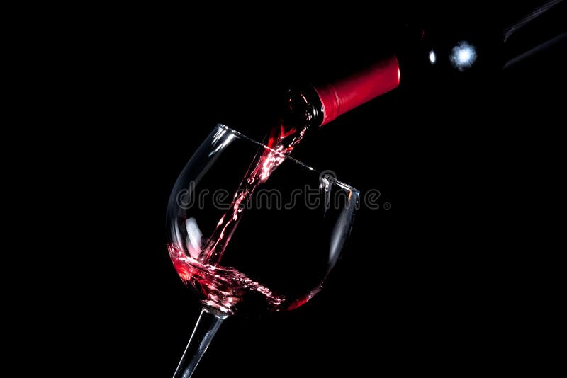 Dolewania czerwone wino szklany czarny tło fotografia royalty free Dolewania czerwone wino szklany czarny tło fotografia royalty free
