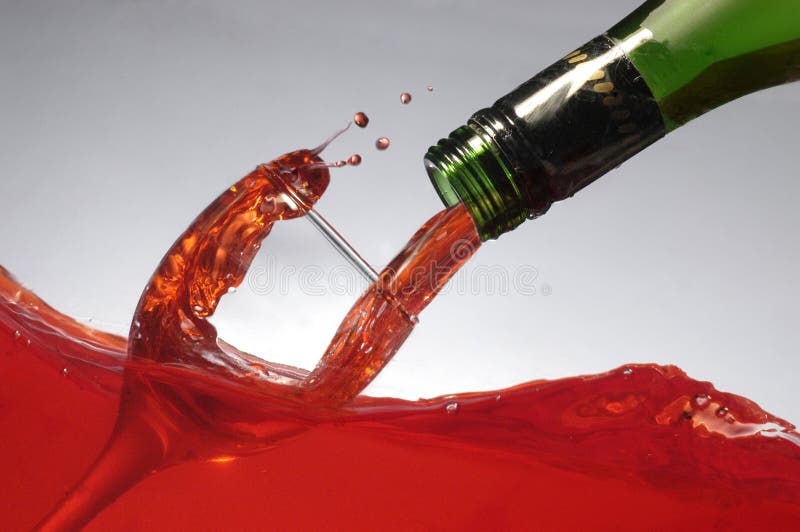 Dolewania wino na winie zdjęcie stock