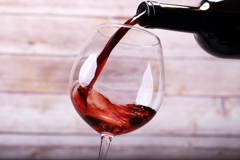 Dolewania wino w szkło i tło zdjęcie stock