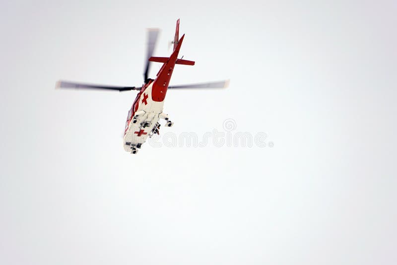 Dolina del ¡de Studenà del ¡de Malà - Vysoké Tatry/Eslovaquia - 15 de febrero de 2019: Helicóptero del rescate de la montaña en fotos de archivo Dolina del ¡de Studenà del ¡de Malà - Vysoké Tatry/Eslovaquia - 15 de febrero de 2019: Helicóptero del rescate de la montaña en fotos de archivo