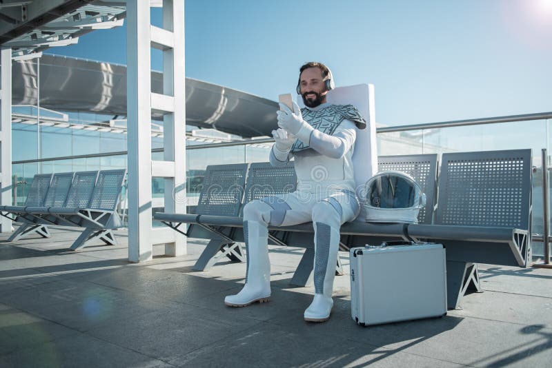 Dolkomische astronaut die wat pret hebben stock foto Dolkomische astronaut die wat pret hebben stock foto