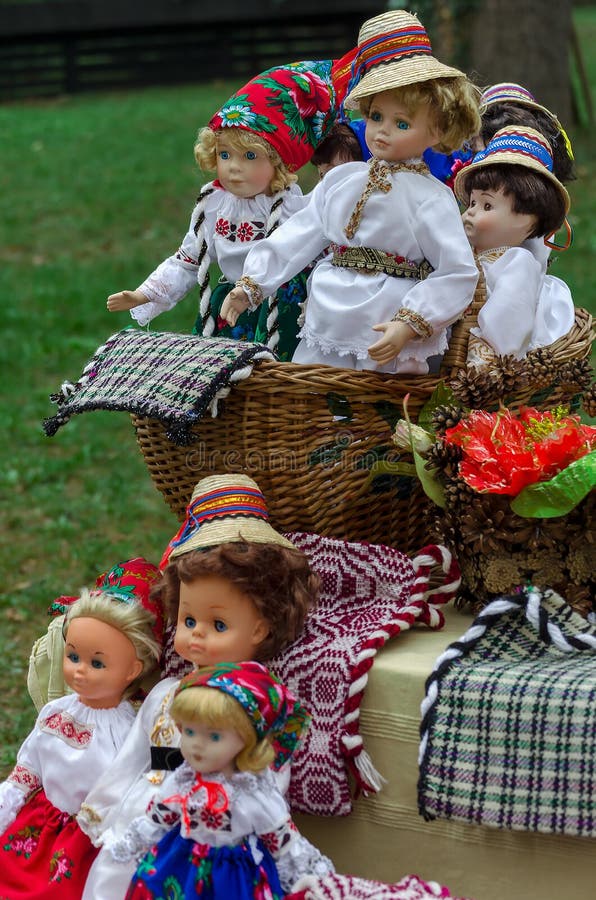 Doll gekleed in traditionele volkskostuums Roemeen royalty-vrije stock foto's Doll gekleed in traditionele volkskostuums Roemeen royalty-vrije stock foto's