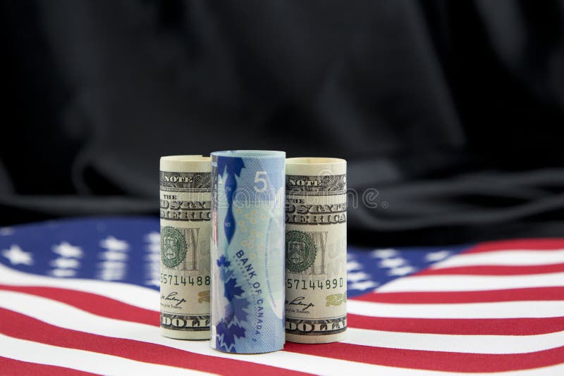 Dollar canadien coincé entre la devise américaine images stock Dollar canadien coincé entre la devise américaine images stock