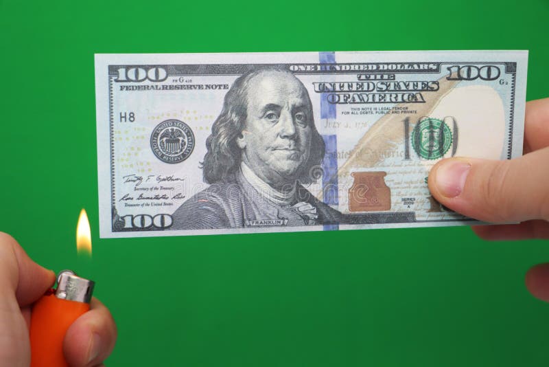 100 Dollar, die auf einem grünen Hintergrund brennen Konzept des Abwärtstrends bei der Wirtschaft und beim Verlust lizenzfreie stockbilder 100 Dollar, die auf einem grünen Hintergrund brennen Konzept des Abwärtstrends bei der Wirtschaft und beim Verlust lizenzfreie stockbilder