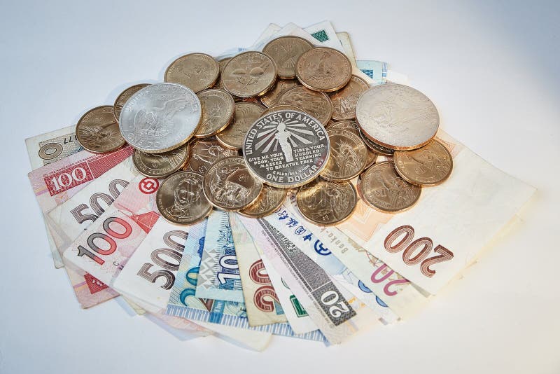 Dollar för gul och vit metall på räkningar av olika valutor, vit bakgrund arkivbild Dollar för gul och vit metall på räkningar av olika valutor, vit bakgrund arkivbild