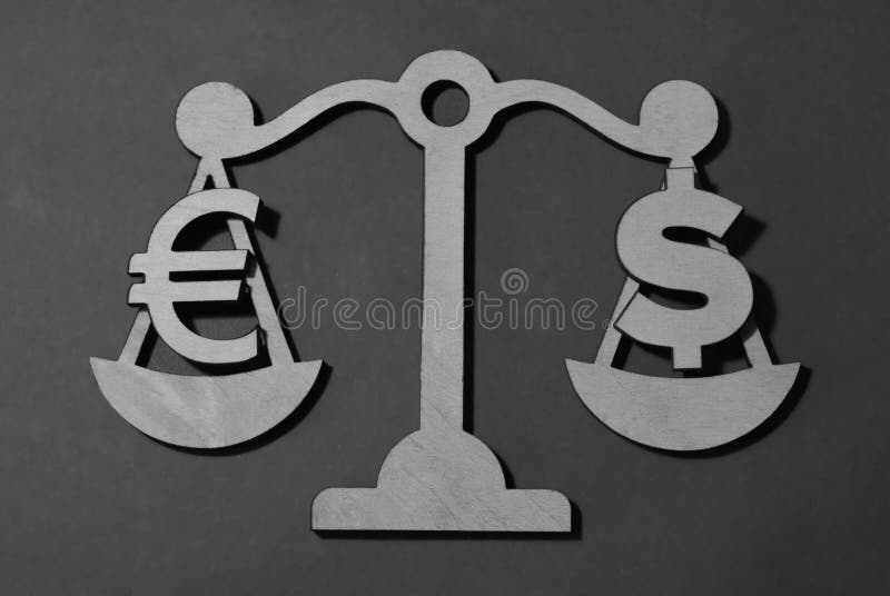 Dollar gegen den Euro auf den Skalen lizenzfreie stockbilder Dollar gegen den Euro auf den Skalen lizenzfreie stockbilder
