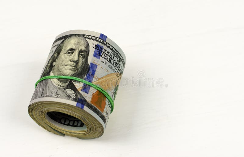 Dollarbroodje met band wordt aangehaald die Gerold die geld op wit wordt geïsoleerd stock foto Dollarbroodje met band wordt aangehaald die Gerold die geld op wit wordt geïsoleerd stock foto