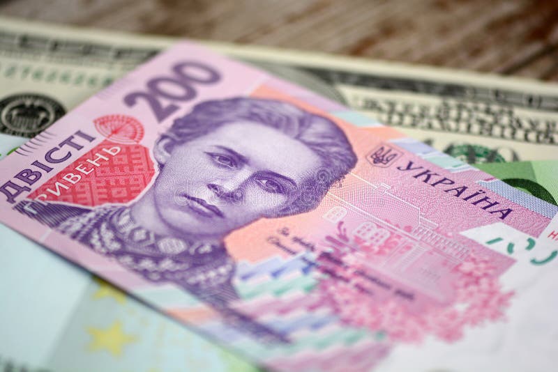 Dollari banconote di hryvnia e di euro su fondo di legno immagini stock libere da diritti Dollari banconote di hryvnia e di euro su fondo di legno immagini stock libere da diritti