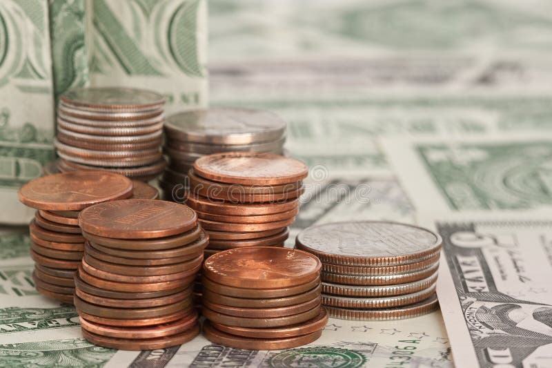 Dollarmynt på dollarräkningar royaltyfri bild Dollarmynt på dollarräkningar royaltyfri bild