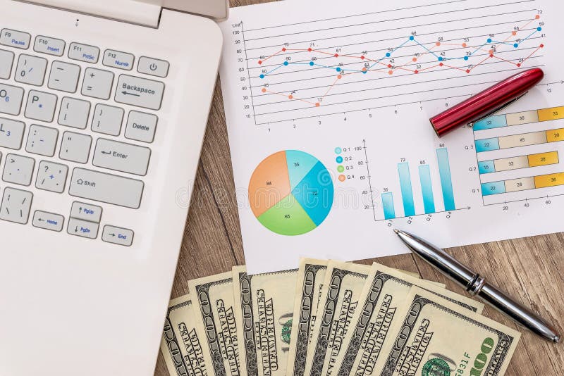 Dollarräkningar på en tabell med grafdiagrammet och bärbara datorn, penna arkivbild Dollarräkningar på en tabell med grafdiagrammet och bärbara datorn, penna arkivbild