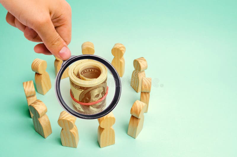 Dollars in het centrum van het team Het concept het investeren in een bedrijfsproject Bespreking van bedrijfsstrategie en plannin royalty-vrije stock afbeelding Dollars in het centrum van het team Het concept het investeren in een bedrijfsproject Bespreking van bedrijfsstrategie en plannin royalty-vrije stock afbeelding