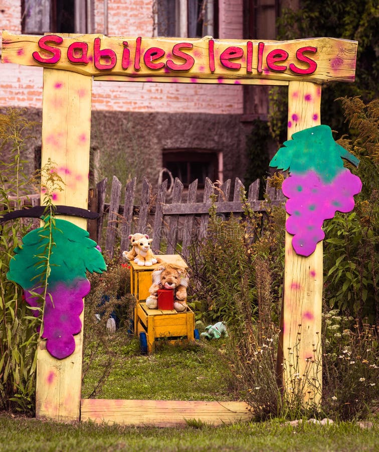 Dollars verschiedener Größen. Sabile, Lettland, 23. August 2019 - Dolls verschiedener Größen für menschliche Kleidung