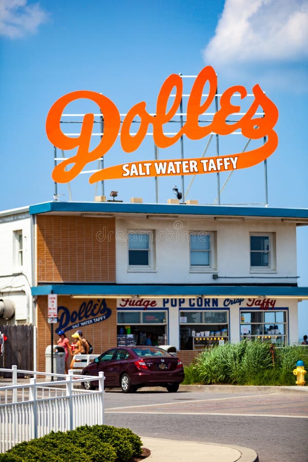 Dolles Taffy sklepu znak fotografia editorial. Obraz złożonej z znak