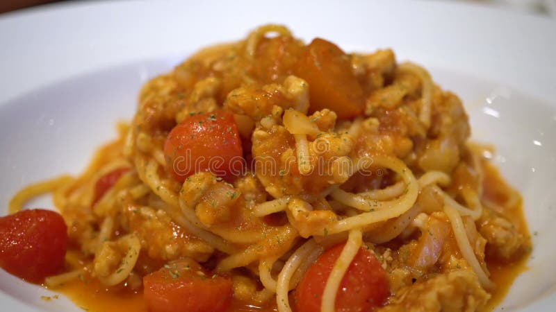 Dolly orbit shot van de heerlijke italiaanse spaghetti met tomaat bovenaan