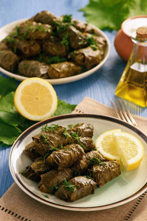Dolma - Blätter der angefüllten Trauben, traditioneller Mittelmeerteller stockfoto