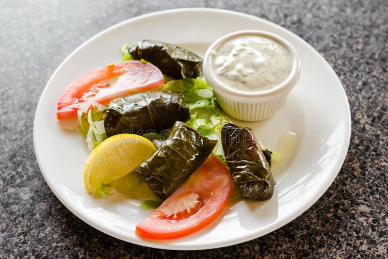 Dolma met een kant van boerderij royalty-vrije stock afbeeldingen Dolma met een kant van boerderij royalty-vrije stock afbeeldingen