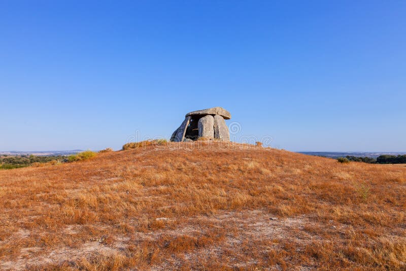 Dolmen in Crato, il secondo più grande di Tapadao nel Portogallo fotografie stock Dolmen in Crato, il secondo più grande di Tapadao nel Portogallo fotografie stock