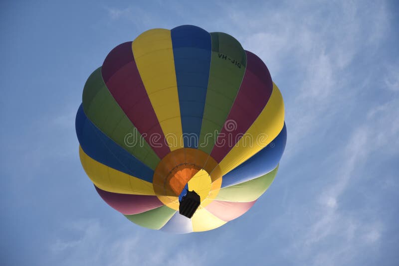 Dolny widok colourful gorące powietrze balon obraz stock Dolny widok colourful gorące powietrze balon obraz stock