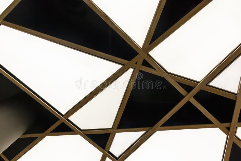 Dolny widok nowożytny biały trójgraniasty sufit obrazy stock Dolny widok nowożytny biały trójgraniasty sufit obrazy stock