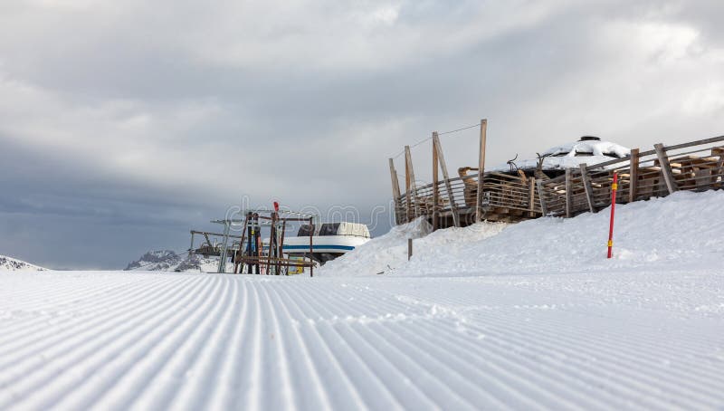 Dolomia, area dello sci con i bei pendii Pendio vuoto dello sci nell'inverno un giorno soleggiato Prepari il pendio dello sci, Al fotografia stock libera da diritti Dolomia, area dello sci con i bei pendii Pendio vuoto dello sci nell'inverno un giorno soleggiato Prepari il pendio dello sci, Al fotografia stock libera da diritti