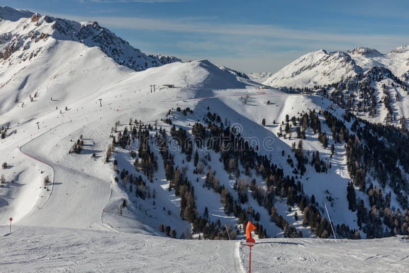 Dolomia, area dello sci con i bei pendii Pendio vuoto dello sci nell'inverno un giorno soleggiato Prepari il pendio dello sci, Al fotografia stock Dolomia, area dello sci con i bei pendii Pendio vuoto dello sci nell'inverno un giorno soleggiato Prepari il pendio dello sci, Al fotografia stock