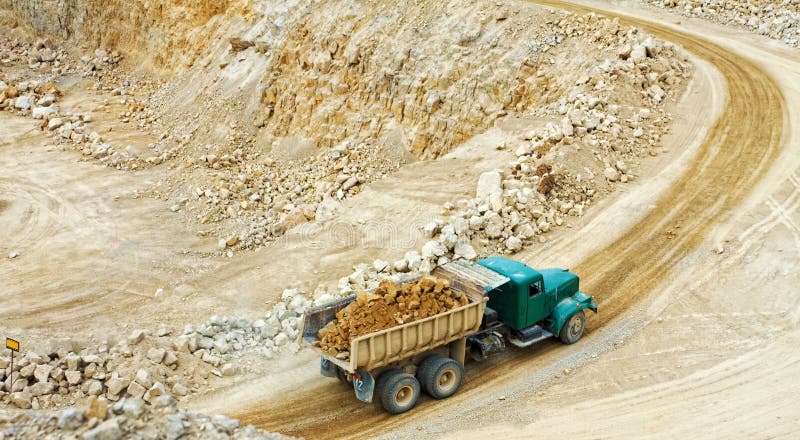 Dolomita minas, camión transporte piedras.