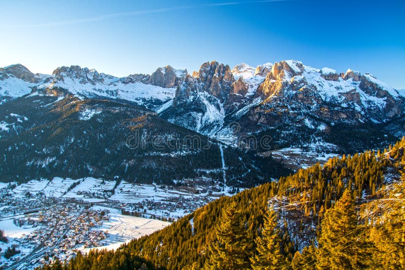 Dolomites, Bergdalen Val di Fassa på vintern, Italien