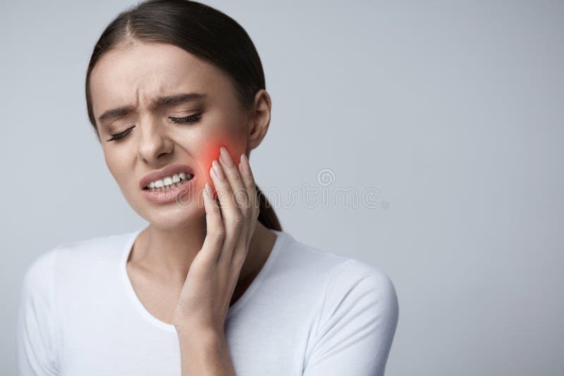 Dolor de diente Mujer hermosa que siente el dolor fuerte, dolor de muelas